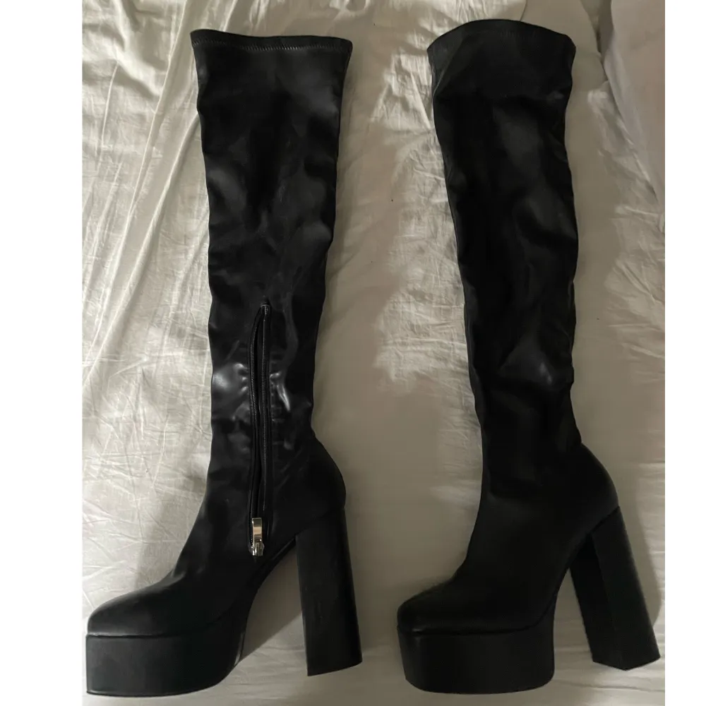 Säljer nu mina platå overknee boots från raid då dom inte kommer till användning. Testade 1 gång hemma så dom är i nytt skick. Strl 38 men skulle passa 37 med! As snygga nu till hösten!!💕Köparen står för frakten . Skor.