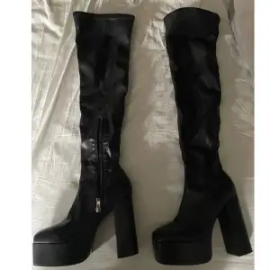 Säljer nu mina platå overknee boots från raid då dom inte kommer till användning. Testade 1 gång hemma så dom är i nytt skick. Strl 38 men skulle passa 37 med! As snygga nu till hösten!!💕Köparen står för frakten 