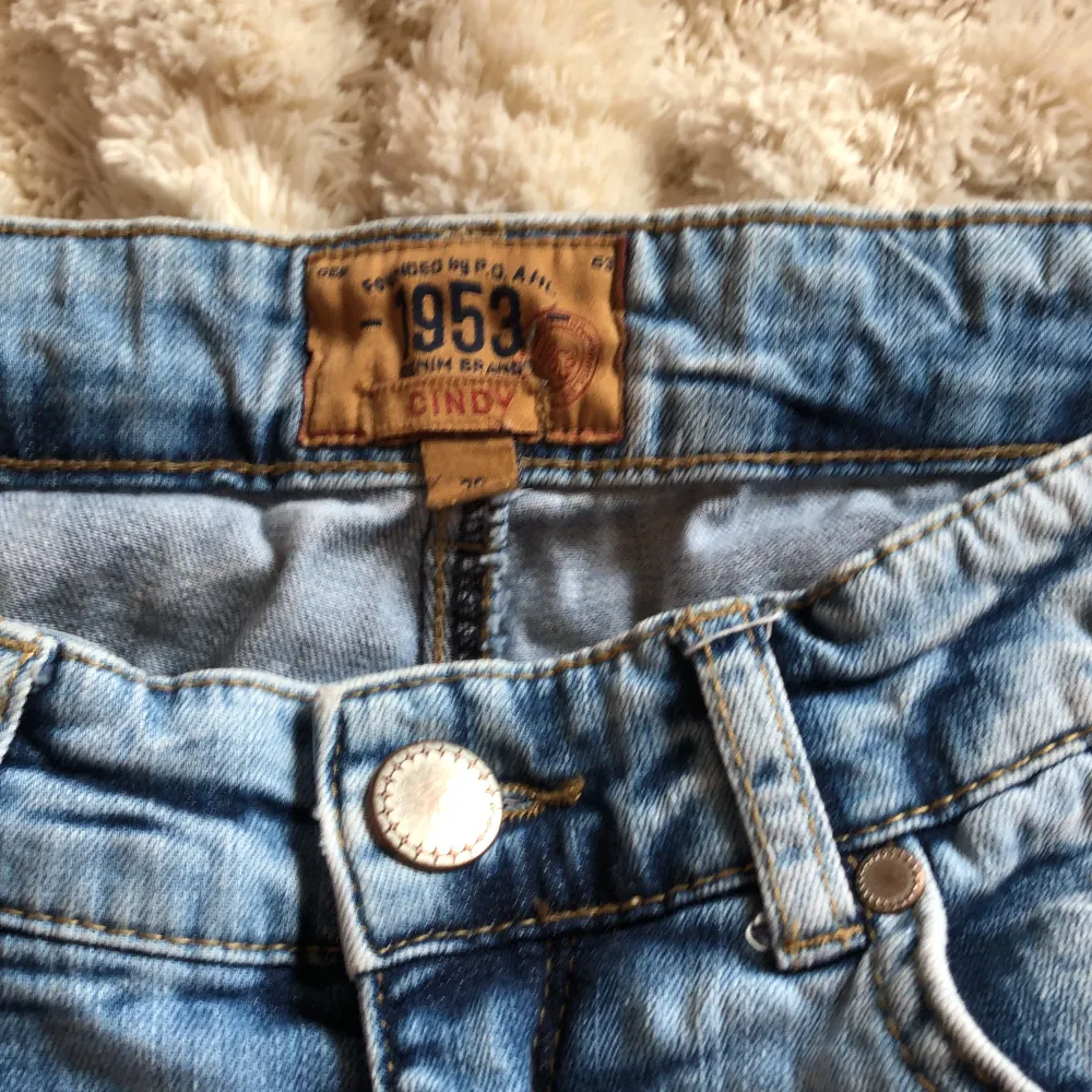 Jättesnygga blåa låga jeans som jag säljer pga dom är för stora. Det passar till både en sthlmstil outfit och även till en Y2k . Jeans & Byxor.