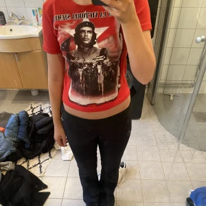 Röd tröja - Cool röd tröja aldrig använd❤️ 50kr