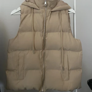 Väst - Väldigt fin väst från Chelsea i storlek S. Västen är normal i storlek. Skicket är bra då den är använd 3 gånger. Nypris 699kr men jag säljer den för 240kr. Har du några frågor är det bara att hojta till☺️