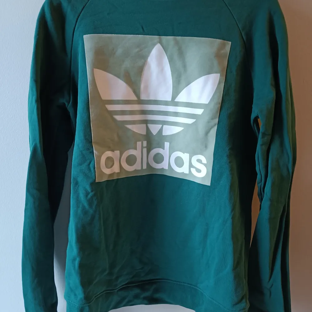 En grön långärmad tröja från Adidas, storlek XS -S! Använd endast några få gånger! . Tröjor & Koftor.