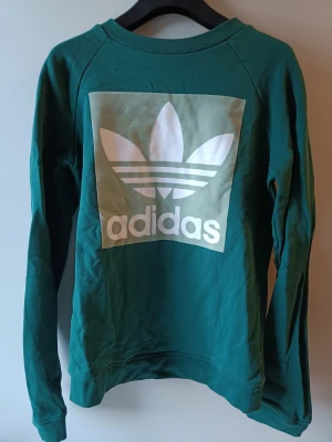 Grön Adidas tröja i storlek XS-S! Använd endast några få gånger!  - En grön långärmad tröja från Adidas, storlek XS -S! Använd endast några få gånger! 