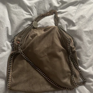 Stella McCartney väska  - Äkta Stella McCartney väska köpt för några år sedan, har blivit lite missfärgad på kedjan pga av användning men annars i mycket bra skick!🤗