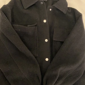 Kappa  - Svart kappa från Gina tricot. Bra skick 