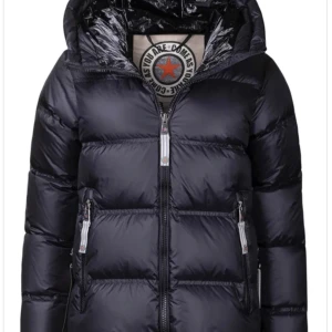 CAYA jacka  - Säljer min jätte fina CAYA jacka, den är i nyskick och är i rosa inte svart som på bilden. Det är bara att skriva om ni vill ha mer information eller bilder!💓💓