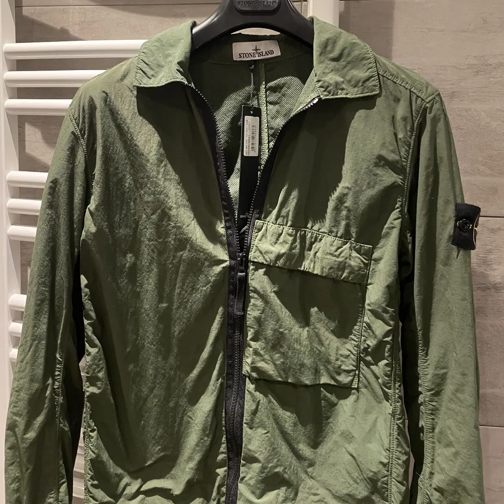 Säljer denna Stone Island overshirt jacka i absolut toppskick.  Inköpspris på denna är 4300kr 🚨Kuvert med kvitto samt tags medföljer självklart!. Jackor.