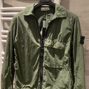 Stone Island overshirt  - Säljer denna Stone Island overshirt jacka i absolut toppskick.  Inköpspris på denna är 4300kr 🚨Kuvert med kvitto samt tags medföljer självklart!