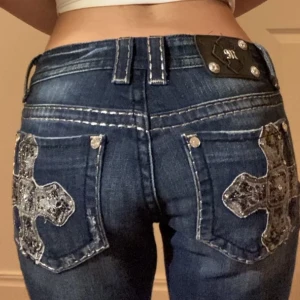 Bootcut MissMe Jeans💞 - Lägger upp annonsen igen för tjejen som vann föra budgivningen  ghostade mig💔. Två defekter finns som ni kan ser om ni kollar andra annonsen❤️‍🔥 Vill bli av med dom innan måndag så ni får gärna lägga en prisförslag. Köp direkt för 800❣️  Högsta bud: 650kr⭐️