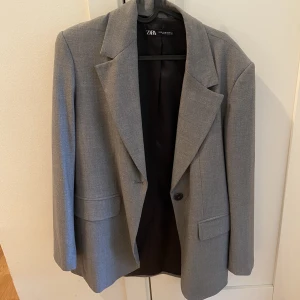 Grå Kavaj Zara  - Jättefint skick, använd 2-3 gånger!