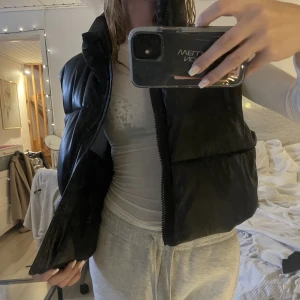 Zara väst - Säljer min väst från zara, köpt förra året. Inga fläckar eller märken. Storlek XL men sitter som en S på mig. Köpt för 550 och säljer för 100:-. Köparen står själv för frakten💕