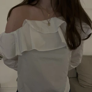Volangtopp One shoulder  - Hej säljer denna snygga topp😍Volang, off shoulder. 