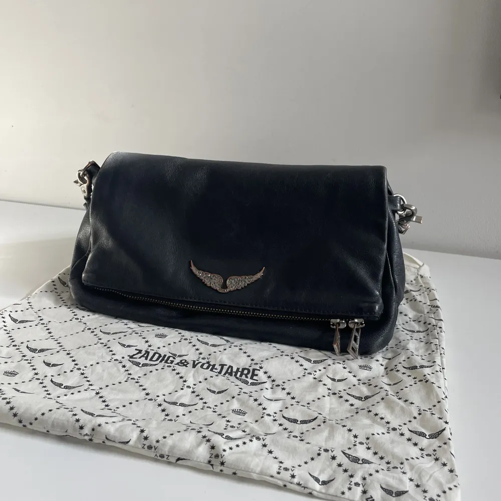 Säljer min älskade Zadig Voltaire väska i modellen rocky grained leather. Väskan är lite sliten i kanterna samt att silverdetaljerna har ändrat lite färg vilket jag tycker ger en vintage vibe😍nypris 5300, vid stort intresse gäller budgivning, kvitto finns. Väskor.