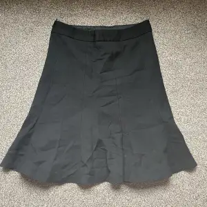 kjol från hm som går ungefär till prwcis under knäna, lite tjockare material