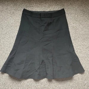 kjol - kjol från hm som går ungefär till prwcis under knäna, lite tjockare material