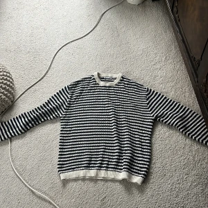 Zara stickad tröja - Tja säljer av min fina zara tröja då den inte längre kommer till användning. 