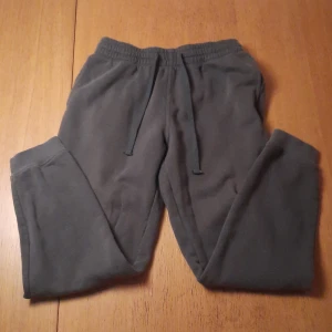 Mjukisbyxor  - Ett par mjukisbyxor som är i bra skick. 60 ä% bomull, 40% polyester.