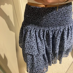 Trendig kjol - Säljer denna snygga kjol från Kappahl som är använd ett fåtal gånger! Säljes på grund av får inte så mycket användning för den💓 Storlek 170 men sitter som en Xs/S då den är väldigt stretchig i materialet.💕