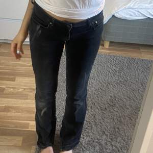 Bootcut jeans från Zara som jag förlängt genom att sprätta upp sömmen längst ner, därav priset 🩷