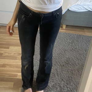 Zara jeans - Bootcut jeans från Zara som jag förlängt genom att sprätta upp sömmen längst ner, därav priset 🩷