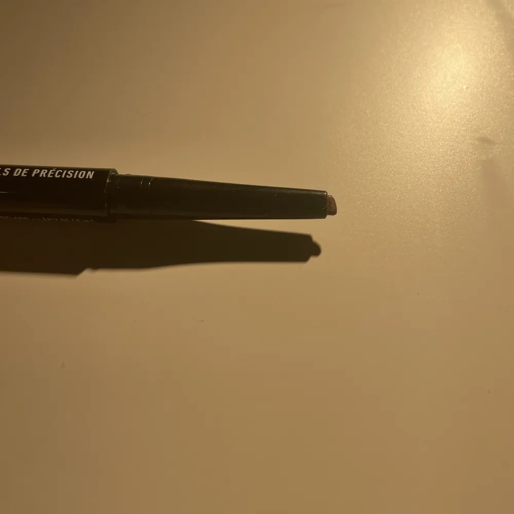 Bryn penna från nyx testad fåtal gånger💕 i färgen ” Blonde ” . Övrigt.