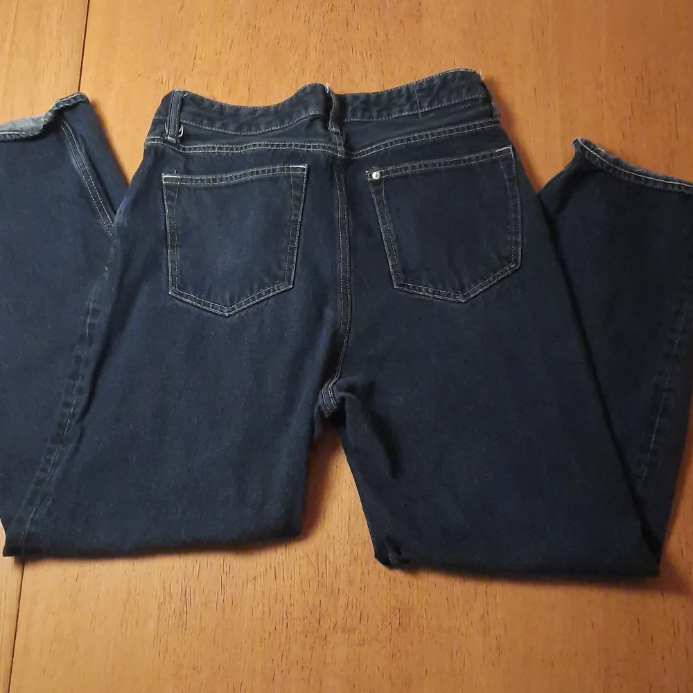 Ett par baggy jeans i bra skick och var bara använda 4-8 gånger. Väldigt fina och bekväma. Orginal pris 500kr.. Jeans & Byxor.
