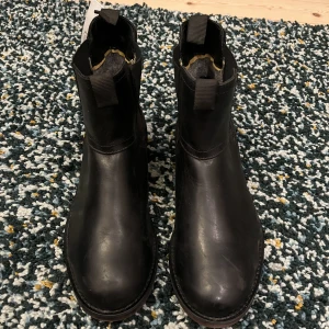 Peak performance skor  - Säljer ett par helt nya inprincip oanvända skor, då blev fel i storlek. Nypris 2000kr.