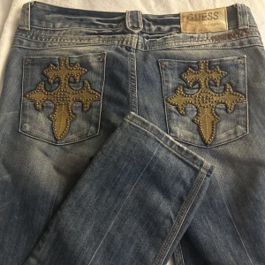 Guess Vintage lågmidjade jeans - Säljer pga för stora+långa på mig Väldigt bra skick inprincip nya Midja 30 Ben skulle passa 165-172,5 
