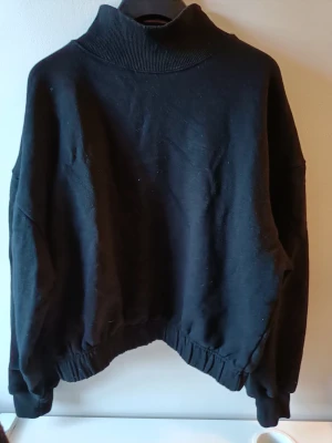 Svart tröja  - Svart långärmad tröja från BikBok i storlek XS!