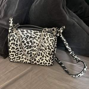 Rymlingen crossbody väska i leopard mönster från zara, axelband i kedja tillkommer 