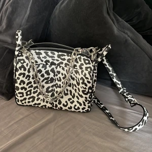 Väska  - Rymlingen crossbody väska i leopard mönster från zara, axelband i kedja tillkommer 