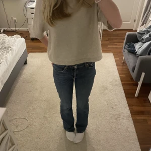 Jeans Gina Tricot - Säljer dessa superfina mid/low waist jeansen från Gina Tricot❤️ Jeansen är väl använda men har inga defekter eller något, därav i mycket bra skick. Frakten igår ej i priset och priset kan diskuteras. Jag är ca 173 cm för referens. 