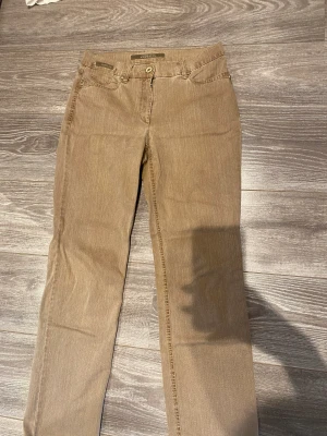 Byxor - Superfina byxor som tyvärr sitter lite konstigt på mig, vilket är anledningen till varför jag säljer dem.