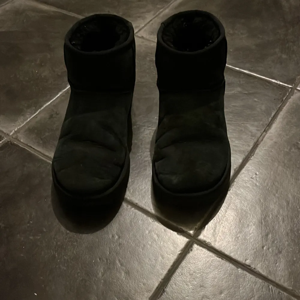 Säljer mina fina uggs som är använda en säsong men i bra skick. Såklart äkta🩷. Skor.