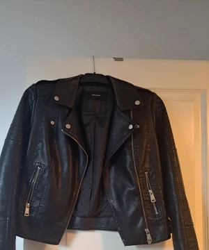 Skinnjacka - Skinnjacka från Vero moda i stl S. Använd men i mycket bra skick