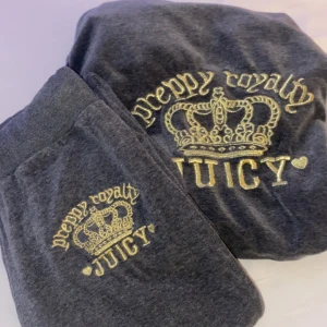 Vintage Juicy Couture tracksuit - Fint grå vintage juicy couture set i storlek M, men skulle säga att dom sitter mer som S. Även lite korta på mig som är 163cm🤍