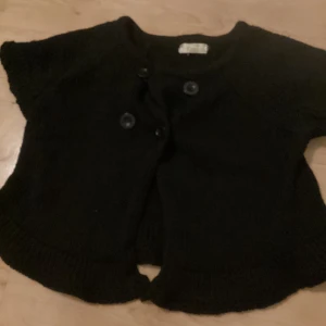 Kort ärm kofta  - Super snygg kort ärmad kofta från Knit! 