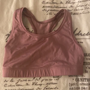 Sport topp - Säljer denna fina sport topp i stl s då den inte används längre. Kom privat för frågor eller annat💞