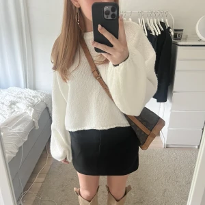 Stickad tröja  - Jättefin vit stickad tröja ifrån Nakd😝Öppen i ryggen och är perfekt till vintern 🤩Använd ett få tal gånger! Pris+ frakt 💓priset kan diskuteras 