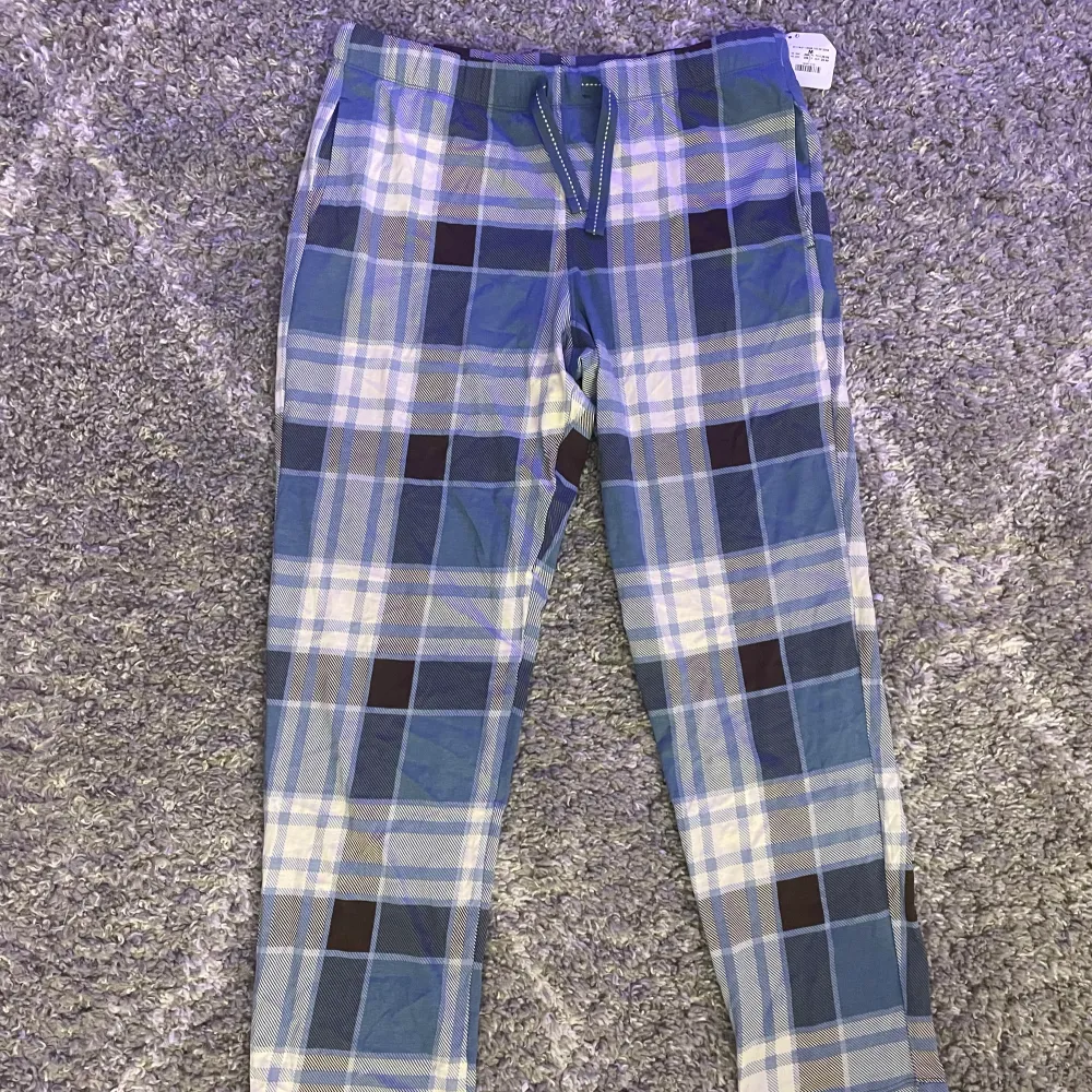 Säljer ett par helt oanvända pyjamasbyxor från Kappahl. Lappen finns kvar och allt. Jättefina och sköna. Skriv privat för funderingar. Nypris är 299kr💕 Pris kan diskuteras.. Jeans & Byxor.