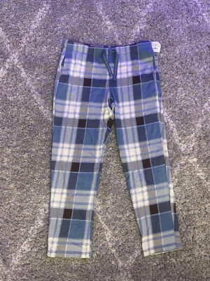 Pyjamasbyxor  - Säljer ett par helt oanvända pyjamasbyxor från Kappahl. Lappen finns kvar och allt. Jättefina och sköna. Skriv privat för funderingar. Nypris är 299kr💕 Pris kan diskuteras.