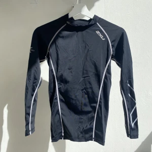 2xu träningströja - En tight och skön träningströja som andas väldigt bra! Funkar även o ha som underställ.