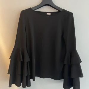 Svart blus  - Säljer den här super coola blusen då den inte har kommit till användning. Den är storlek Xs men passar även S.
