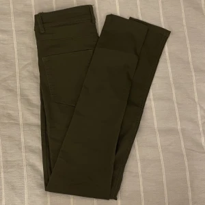 Skinny Jeams - Ett par mörkgröna skinny jeans i storlek S. Stretchigt och bekvämt tyg och sitter jättefint. 