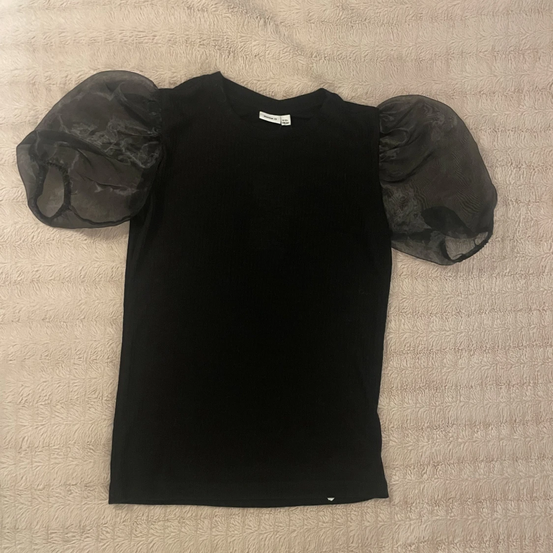 Tröja med puffaxlar