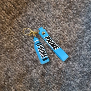 Nyckelring, blå Prime. - Nyckelring med blå Prime.  15% rabatt vid köp av fler annonser.  Samfraktar.