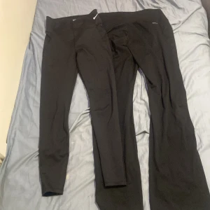 Träningsbyxor - Träningsbyxan åt vänster är Nike och storlek S och de andra är adidas byxor storlek L säljer då jag inte använder de. Inga skador💓säljer en för 50 kr om man köper båda blir det 70 kr 