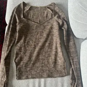 Brun tröja från Gina Tricot - Köpte från en annan tjej på Plick, men den har tyvärr inte kommit till användning, köptes oanvänd, nu använd 1 gång - Köparen står för frakten - Inga returer - Betalning via köp direkt 