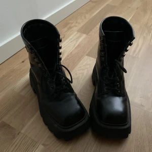 Eytys Michigan boots strl 38 - Säljer mina platåboots från Eytys i modellen Michigan, storlek 38. Dom är använda en del men fortfarande i väldigt fint begagnat skick med endast några små slitningar som knappt är synbara
