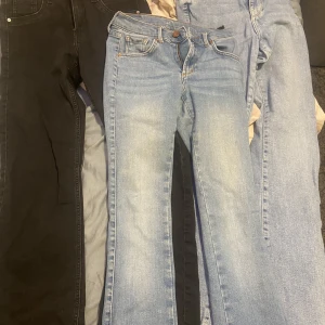 Bootcut jeans - Storlek xs på dem i mitten från never denim Storlek 38 på dem åt höger från Gina tricot Storlek 38 på dem svarta från H&M. Alla är knappt använda säljer då jag inte använder jeans💓vid köp av en 80 kr, vid köp av alla tre 180